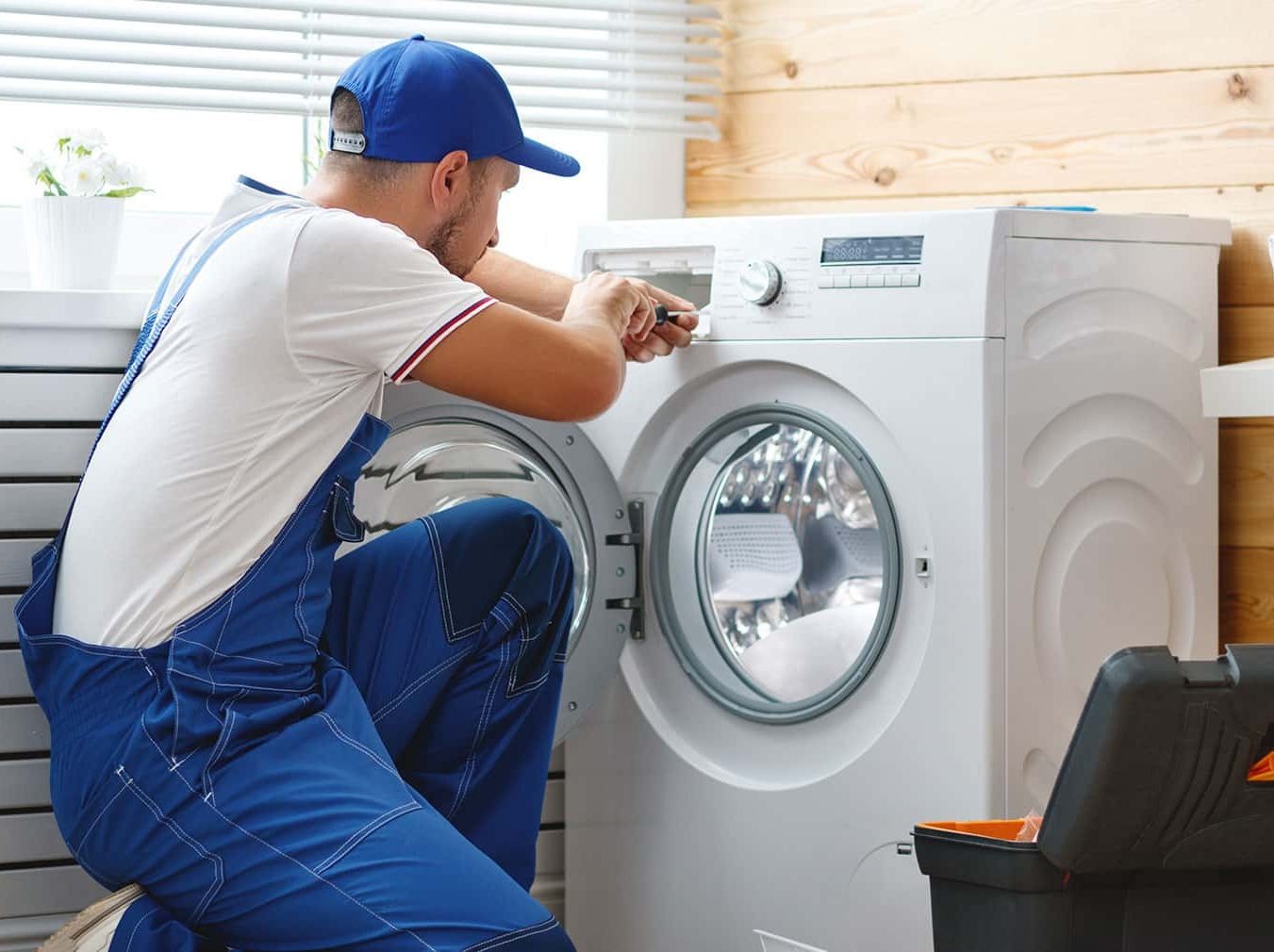 Técnico reparando electrodoméstico Haier en Cuéllar